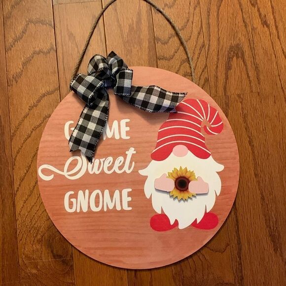 GNOME door hanger with ten interchangeable seasonal add-ons - Picture 1 of 4